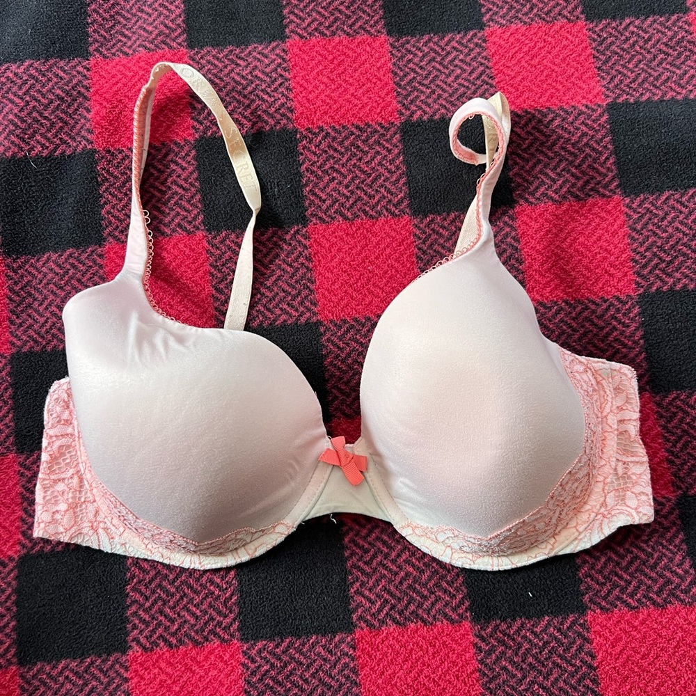 Victoria's Secret Light Pink Lace-Trim T-Shirt Bra with Coral Bow